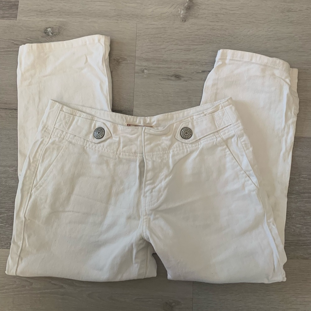 Levi’s white capri size 4 - used one like new.